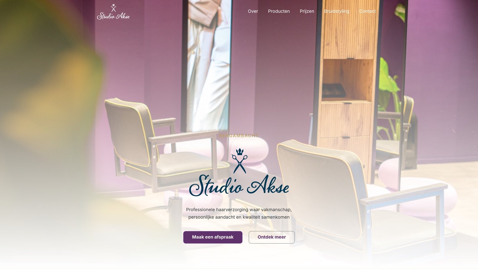 Homepage van Studio Akse met donkerblauwe typografie en warme salonfotografie.
